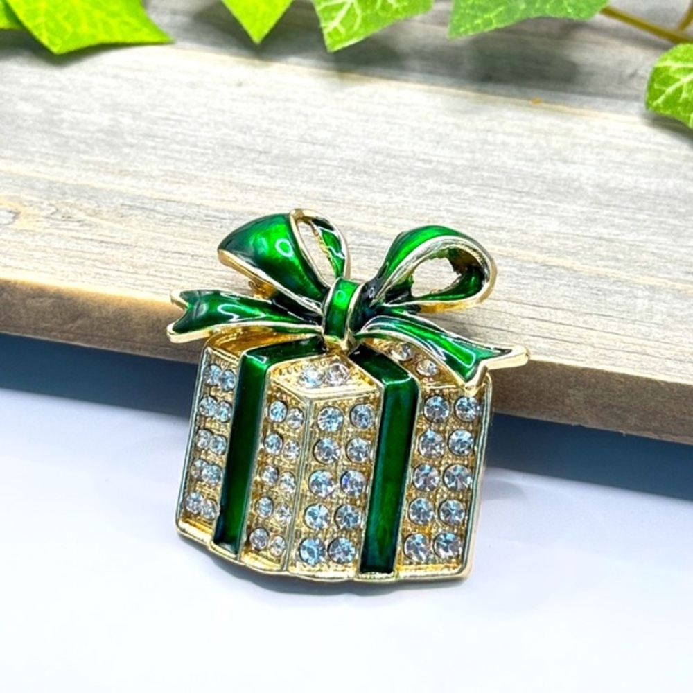 🌻 3/$25 Rhinestone Enamel Gift Box with Green Bowknot Brooch Pin